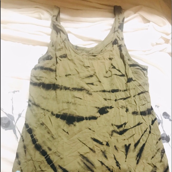 Size Large 5 item Bundle Tank Top & Tees - Picture 2 of 13